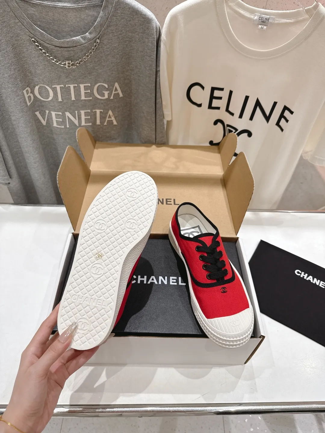 👟👟Ex-factory price 400👟👟 -Chanel* Xiaoxiang 2025ss latest casual shoes, currently super popular biscuit shoes. Internet celebrity Xiaohongshu is crazy about hot recommendations. The silly and cute style has a retro flavor! Special shape, very recognizable, slim and long legs, absolutely powerful, very comfortable to wear, good-looking, comfortable, and heightening. I must recommend it to everyone, the main feature of this year's series, minimalist style ✔Fabric: original customized canvas ✔Foot: water-dyed cowhide, comfortable foot feel ✔Outsole: molded high-elastic rubber platform outsole ✔Number: 35-39 (customized in 40)